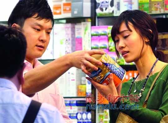 顾客在香港超市选购奶粉。