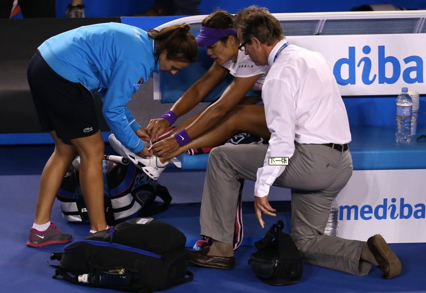 李娜澳网夺冠。图为李娜接受治疗。