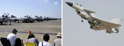左图：2009年9月13日，参加日本航空自卫队航空节的F—4EJ（近）和F—15J（远）战机。右图：中国空军歼—10战斗机