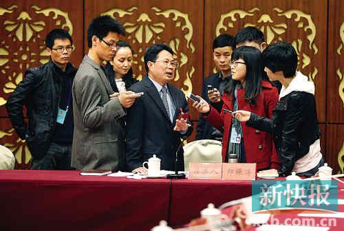 昨日，韶关市委书记郑振涛就始兴县官员财产公示回答记者问题。 新快报记者夏世焱/摄