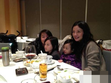 赵薇携小四月与王菲两女就餐 “三姐妹”一见如故
