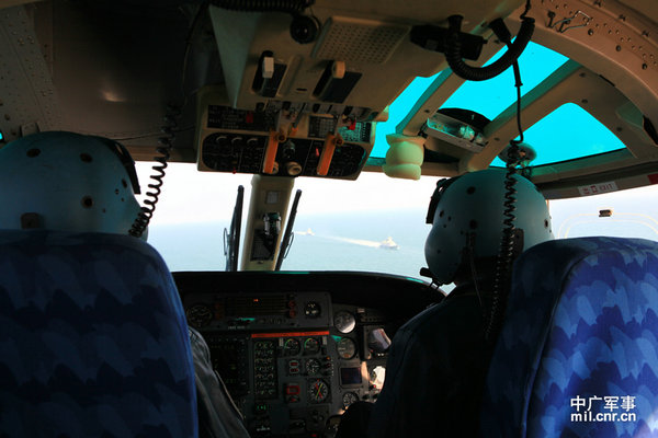 资料图：直升机航拍舰艇编队。