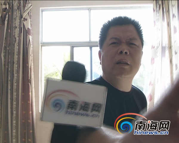 姜发推记者的摄像机阻挠采访(南海网记者陈丽娜摄)