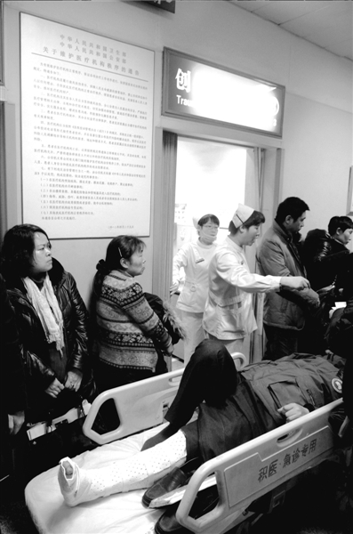 昨天，积水潭医院接诊了大量摔伤患者。本报实习记者赵思衡摄