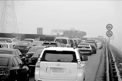 京承高速上，大货车被宝马车追尾，致后车拥堵严重。本报记者徐晓帆摄