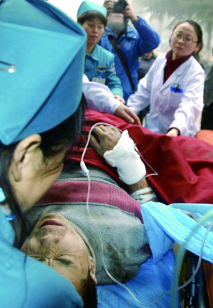 2月1日，伤者在义煤集团总医院接受救治。新华社发