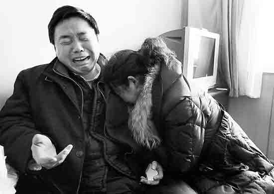 煤气中毒5名实习生父母到京 一夜没睡哭肿双眼