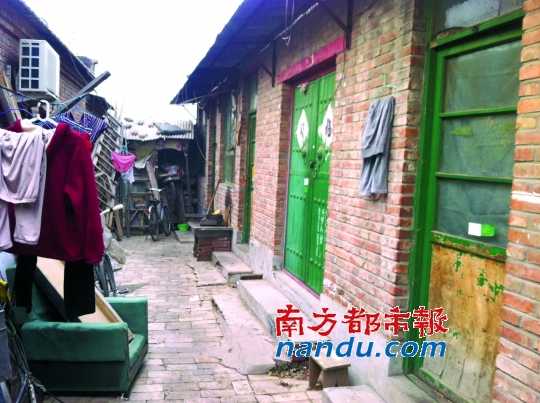 北京王四营乡双合村102号院，中间的铁门处即为“黑监狱”。 王星