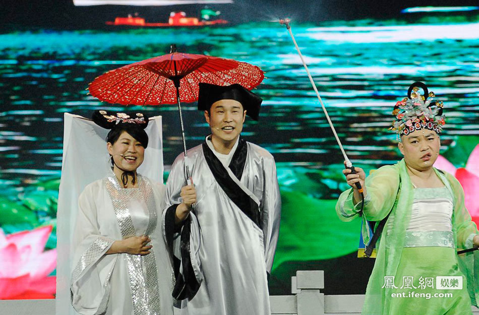 赵本山参加2013江苏卫视春晚小品《有钱了》录制。
