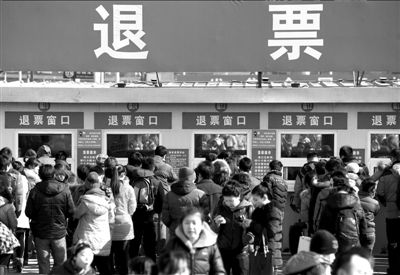 退票窗口人满为患。新华社发