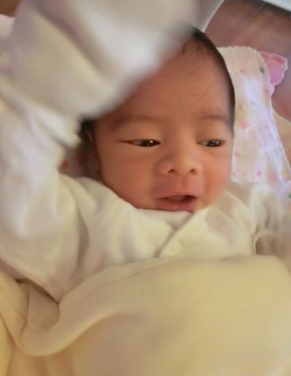 章龄之陈龙儿子正面照。