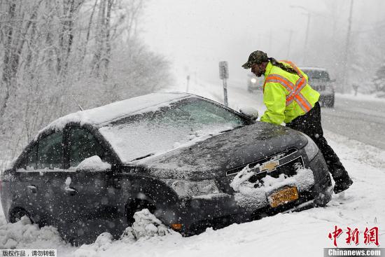 特大暴风雪袭击美国 65万户停电5300航班取消