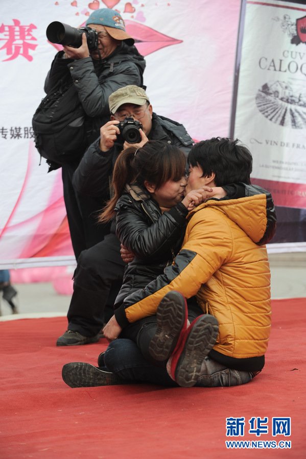 组图：青岛接吻大赛情侣拼技巧体位 儿童围观拍照