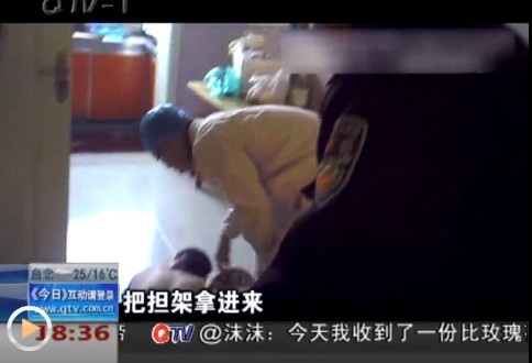 与妻子视频聊天时男子突然晕倒 民警从五楼爬窗入室救人
