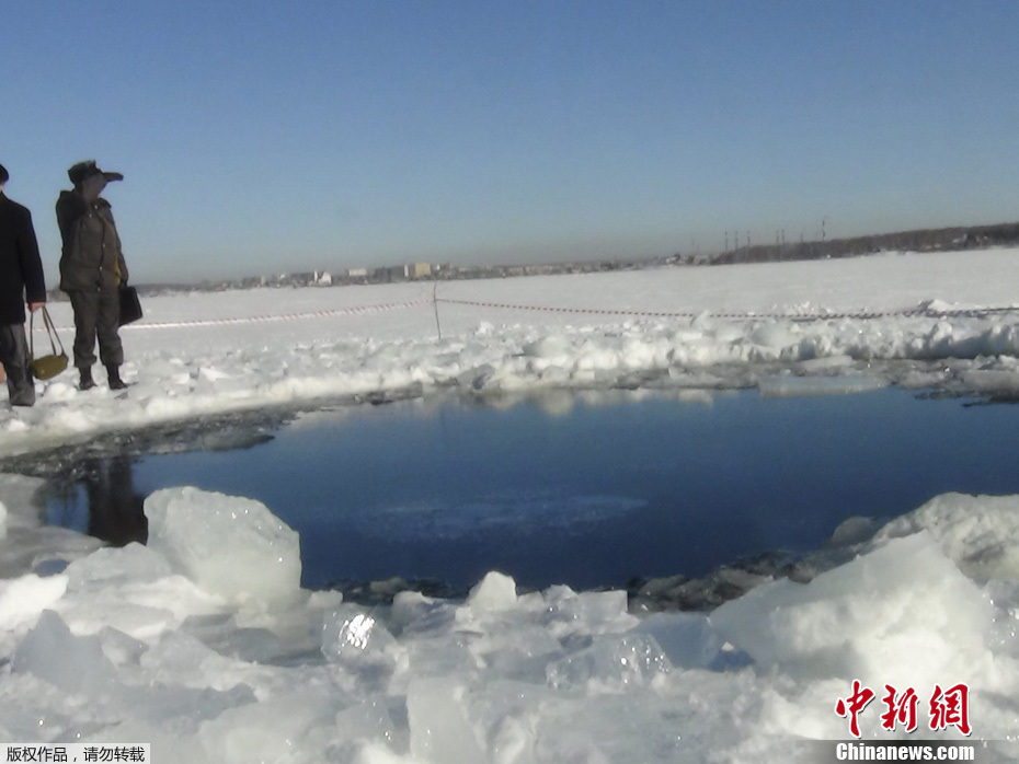 陨石坠入俄罗斯湖中形成巨大冰洞