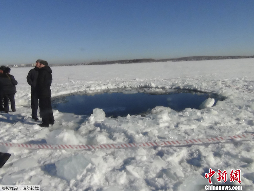 陨石坠入俄罗斯湖中形成巨大冰洞