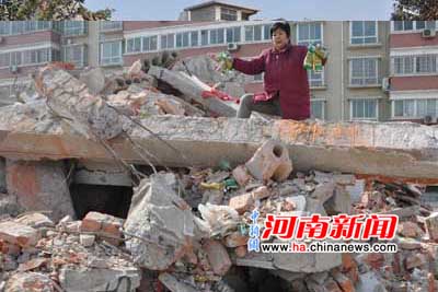 郑州居民临过年遭强拆栖身立交桥下