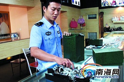 三亚捣毁贩假窝点查获近千万元假LV、爱马仕等