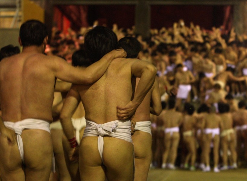 日本冈山裸体节开幕 约9千男女赤身入冰水