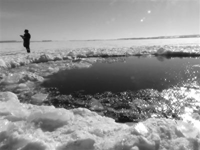 15日，俄罗斯车里雅宾斯克地区，切巴尔库尔湖中出现巨大窟窿，被疑为陨石残骸撞击所致。但16日的下水调查并未发现残骸。