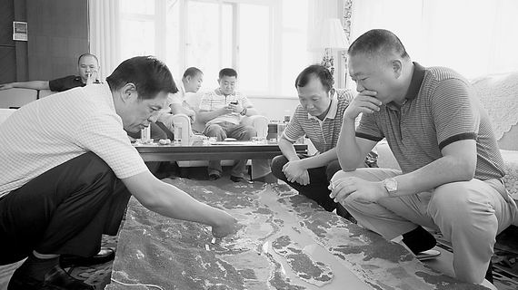 中国“10·5”案专案组追捕糯康时在研究案情。