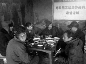 2月9日，流浪者在除夕聚在一起吃团年饭。