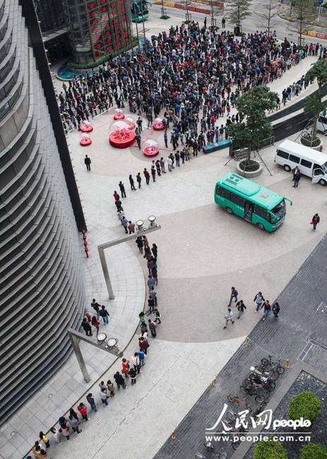 深圳一公司数千员工排队领红包 从39楼排到大厦外