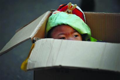 年轻母亲为救3岁脑瘫儿来青 寒风中抱儿摆摊卖枣 年轻母亲为救3岁脑瘫儿来青 寒风中抱儿摆摊卖枣