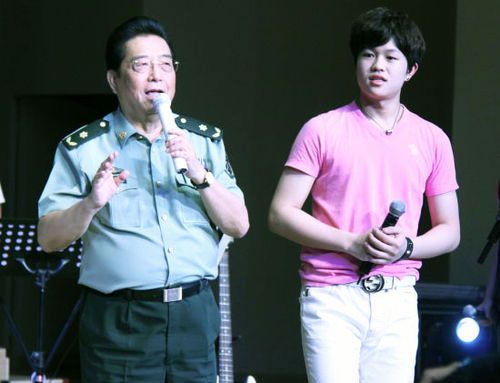传李双江儿子涉嫌轮奸遭拘留。图为李双江和儿子