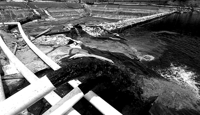 ?2010年7月，福建紫金矿业紫金山铜矿湿法厂发生铜酸水渗漏事故，造成汀江部分水域严重污染，事故被瞒报9天。（资料图片）图/CFP