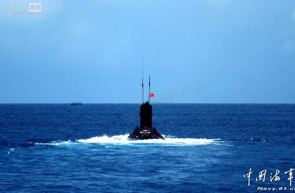 资料图：南海舰队某潜艇支队374艇迎着朝霞驶出军港，开赴某潜艇训练海域，与反潜机展开水声对抗演练。