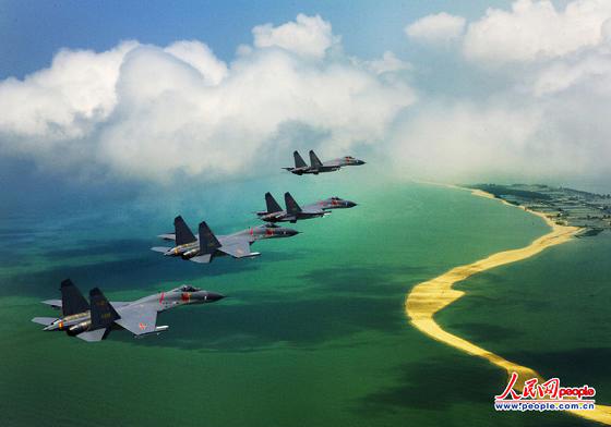 广空航空兵某师战鹰守护在祖国的南疆海域。沈玲摄