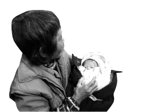 寺庙里的阿姨给婴儿喂奶。揭阳紫峰寺陆续收留了100余名孤残儿童，与此同时，当地一所福利院“空壳”17年，为应付上级检查竟向寺里借孤儿。