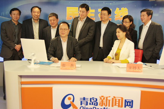 青岛市市北区区长张杰(一排左一)与网民在线交流 (摄影 周琦) 青岛市市北区区长张杰(一排左一)与网民在线交流 (摄影 周琦)