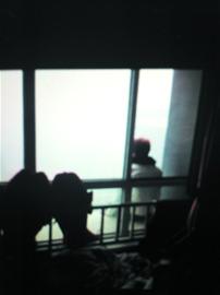 小伙坐万达30楼窗台双脚悬空闹自杀 只因与女友吵架