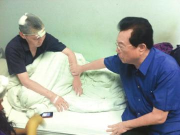 2011年李天一伤人后，父亲李双江看望受害者