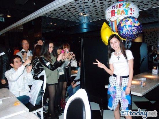 Angelababy抱孩子爱不释 Angelababy抱孩子爱不释