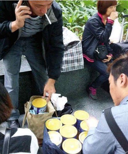 香港今起限每人带2灌奶粉离境 违者可监禁2年