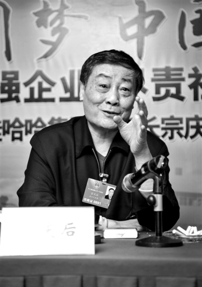 昨日，蝉联中国内地首富的全国人大代表、娃哈哈集团董事长宗庆后，到京参加全国人大会议。实习生 杨奉焓