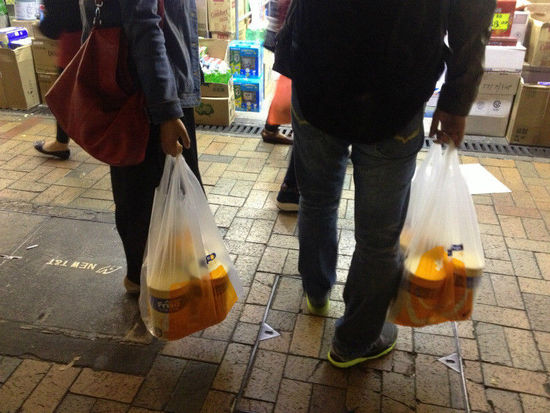 香港奶粉出境新规实施两天 45人超量携带被捕