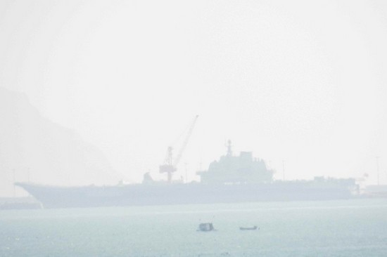 原文配图：网友拍摄到的辽宁舰航母靠泊在航母军港内的场景。