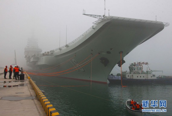 资料图：中国首艘航空母舰辽宁舰首次靠泊青岛某军港。