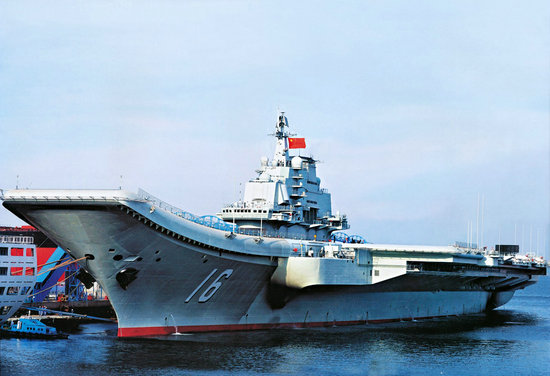 资料图：2013辽宁舰驶向母港\青岛胶东航母基地的保密性工作做得很好。至今对于航母基地没有任何报道。