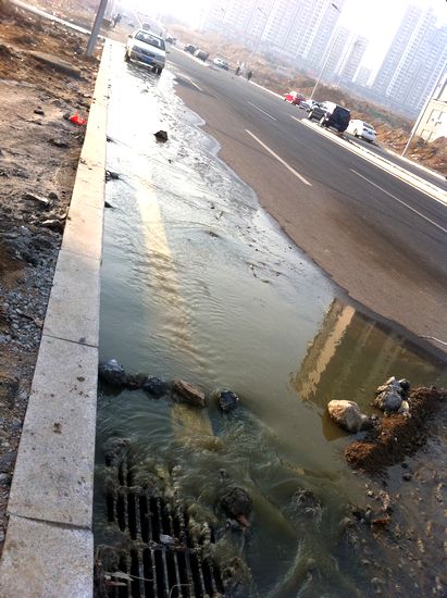 劲松七路排污管爆裂 脏水蔓延200米