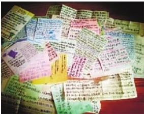 网友小廖保存着和好友小丁的几百张纸条。