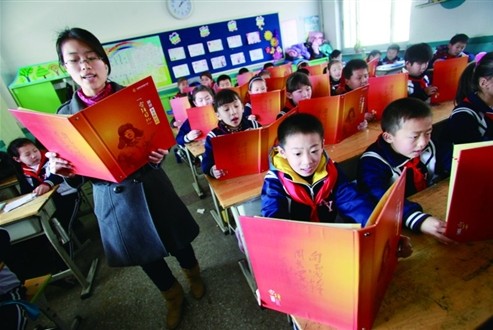 济南新苑小学从1997年开始，让学生坚持续写雷锋日记至今已经有十六年 记者郑涛摄