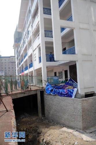 贵州凯里教学楼塌陷调查:水泥板内无一根钢筋