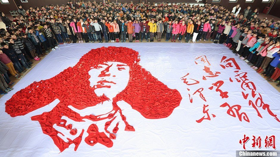 浙江近千名学生用红领巾拼成雷锋图案
