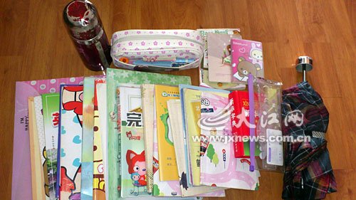 中学生书包重逾7公斤 家长建议为学生配储物柜