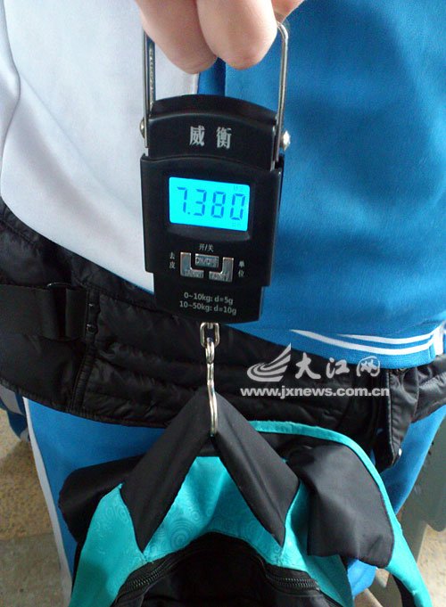 中学生书包重逾7公斤 家长建议为学生配储物柜